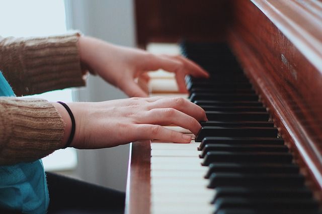 How To Play Keyboard For Beginners (Photo: learncolorpiano)